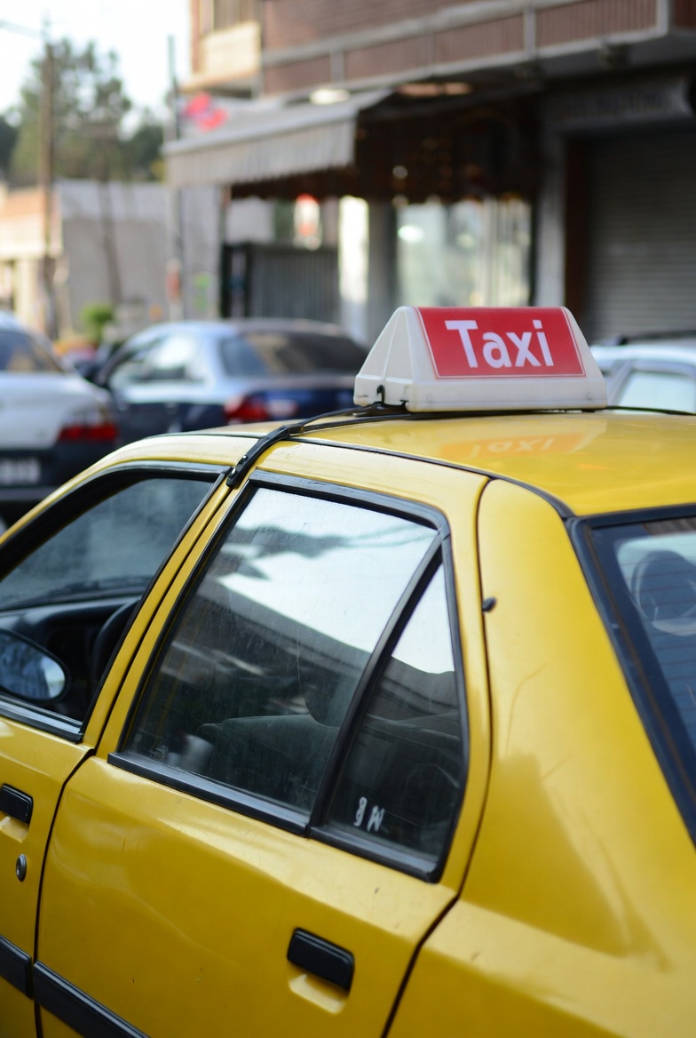 داخل تاکسی با نمایشگر تبلیغاتی