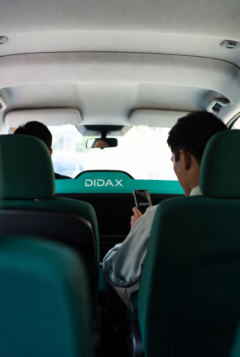 تاکسی مدرن با سیستم تبلیغاتی